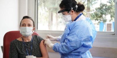 EGE ÜNİVERSİTESİ'NDE KOVİD-19 AŞI UYGULAMASI BAŞLADI