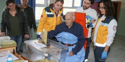 İZMİR'DE HASTALAR OY KULLANMAYA AMBULANSLARLA GÖTÜRÜLDÜ