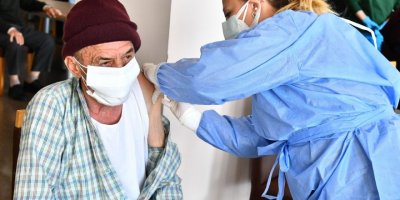 İZMİR'DE HUZUREVİ SAKİNLERİ AŞILANDI