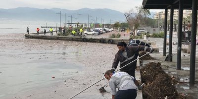 İZMİR'DE HAYAT NORMALE DÖNMEYE ÇALIŞIYOR