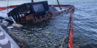 İZMİR'DE ŞİDDETLİ RÜZGAR YAŞAMI OLUMSUZ ETKİLEDİ