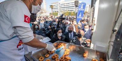 CHP ŞEHİTLER İÇİN İZMİR'DE LOKMA DÖKTÜRDÜ