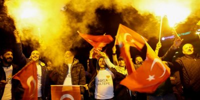 İZMİR'DE TUNÇ SOYER'E MEŞALELİ KUTLAMA