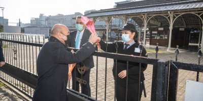 TUNÇ SOYER KADINLARA KARANFİL DAĞITTI