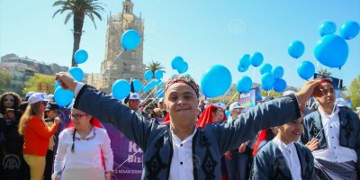 İZMİR'DE BALONLAR OTİZMDE FARKINDALIK İÇİN HAVALANDI