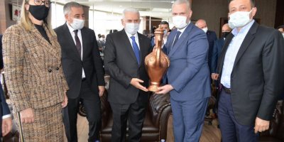 BİNALİ YILDIRIM MENEMEN BELEDİYESİ'Nİ ZİYARET ETTİ