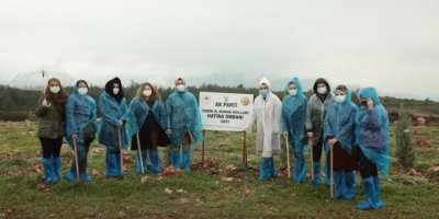 AK PARTİ İZMİR KADIN KOLLARI'NDAN TOPRAĞA 600 FİDAN