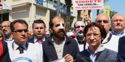 İZMİR'DE DOKTORLAR MEYDANA İNDİ..KIRIK BURUNLA KATILDI