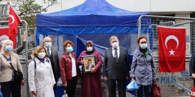 VATAN PARTİSİ İZMİR 'EVLAT NÖBETİNİ' ZİYARET ETTİ