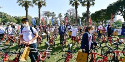 İZMİR BÜYÜKŞEHİR 23 NİSAN'DA 101 ÇOCUĞA 101 BİSİKLET HEDİYE ETTİ