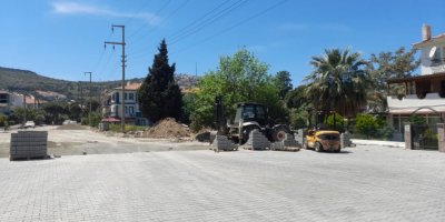 FOÇA'DA ÖDENEK BİTTİ FİRMA PARKE İŞİNİ DURDURDU