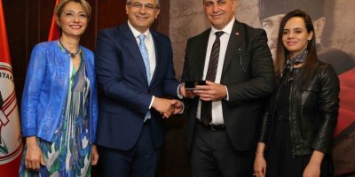 KARŞIYAKA'NIN YENİ BAŞKANI CEMİL TUGAY BAYRAĞI DEVRALDI