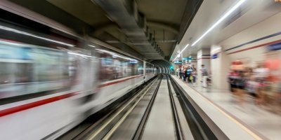 İZMİR'DE METRO İSTASYONLARINDA ÜCRETSİZ İNTERNET DÖNEMİ