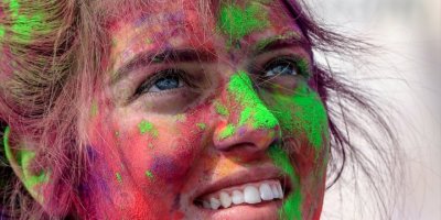 İZMİR'DE RENKLİ KOŞU FESTİVALİ