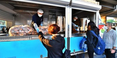 İZMİR'DE ÜNİVERSİTELİLERE ÇORBA İKRAMI