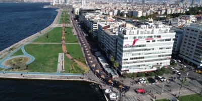 İZMİR'DE ATA'YA SAYGI YÜRÜYÜŞÜ YAPILDI