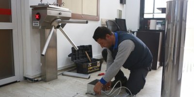 CHP'Lİ BAŞKAN HALK İÇİN KONULAN TURNİKELERİ BELEDİYEDEN KALDIRDI