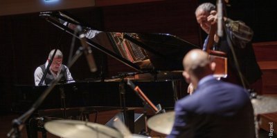 KEREM GÖRSEV, İZMİRLİLERE MÜZİK ZİYAFETİ YAŞATTI