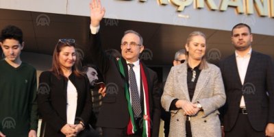 AK PARTİ İZMİR'İN YENİ BAŞKANI SÜREKLİ GÖREVE BAŞLADI