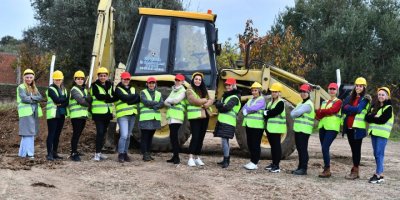 İŞ BAŞA DÜŞTÜ..İZMİR'DE KADINLAR VİNÇ, KEPÇE, AĞIR VASITA KULLANACAK