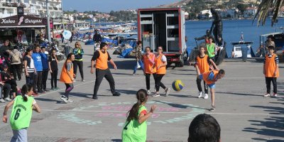 FOÇA’DA ‘GELENEKSEL ÇOCUK OYUNLARI ŞENLİĞİ’