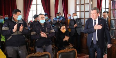 BERGAMA'DA BAŞKAN ZAM YAPTI İŞÇİ AYAKTA ALKIŞLADI