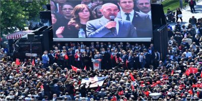 KILIÇDAROĞLU'NA YAPILAN SALDIRI KONAK MEYDANI'NDA PROTESTO EDİLDİ
