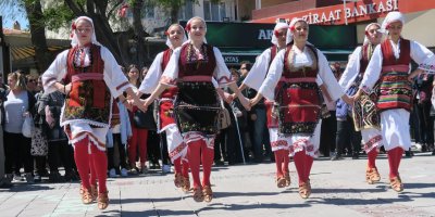 FOÇA DEMOKRASİ MEYDANI’NDA 23 NİSAN SEVİNCİ