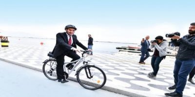 TUNÇ SOYER 23 NİSAN TÖRENİNE BİSİKLETİYLE GELDİ.