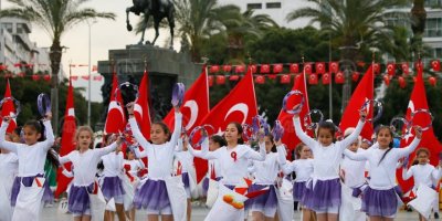 İZMİR'DE COŞKULU 23 NİSAN KUTLAMASI