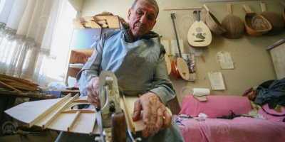 İZMİRLİ USTA 63 YILDIR TÜRK MÜZİĞİ ÇALGILARI YAPIYOR