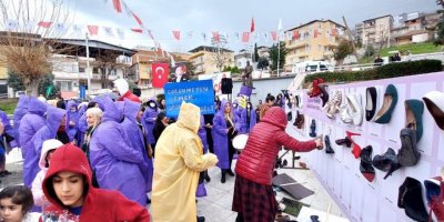 BAYRAKLI'DA KADINLARDAN AYAKKABILI EYLEM