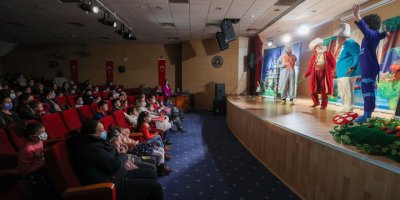 BUCALI ÇOCUKLAR TİYATROYA DOYDU