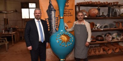 MENEMEN’DEN CUMHURBAŞKANLIĞINA DEV VAZO