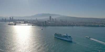 TUNÇ SOYER'İN BEKLEDİĞİ GEMİ İZMİR LİMANI'NA GELDİ