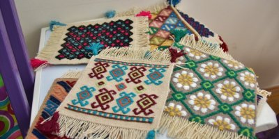 TARİHİ HELVACI KİLİMİ ALİAĞALI KADINLARIN ELİNDE YENİDEN HAYAT BULUYOR