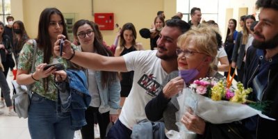 NEVRA SEREZLİ EGE ÜNİVERSİTESİ'NDE GENÇLERLE BULUŞTU