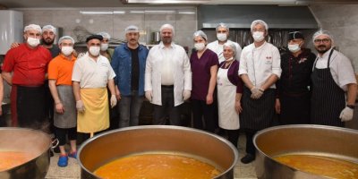 BAŞKAN PEHLİVAN'IN ELİNDEN MENEMENLİLERE İFTAR YEMEĞİ