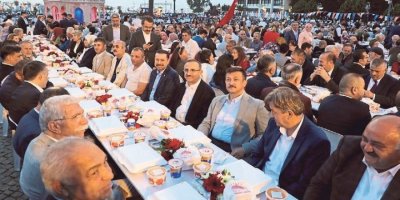 AK PARTİ KONAK MEYDANI'NDA 20 BİN KİŞİLİK İFTAR GERÇEKLEŞTİRDİ