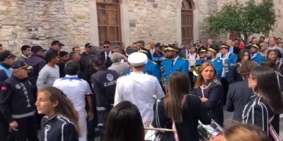 BAK HELE..! ÇEŞME'DE GENÇLERE 'BELEDİYE BANDOSU' ZORBALIĞI...