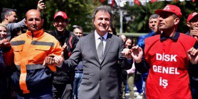 EMEKÇİ DOSTU BAŞKAN.. BORNOVA'NIN BAŞKANI ÇALIŞANINI SEVİNDİRDİ