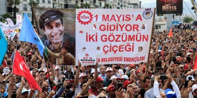 İZMİR'DE RENKLİ 1 MAYIS KUTLAMASI