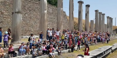 İLKOKUL ÖĞRENCİLERİ BERGAMA'DA TARİHİNİ ÖĞRENİYOR