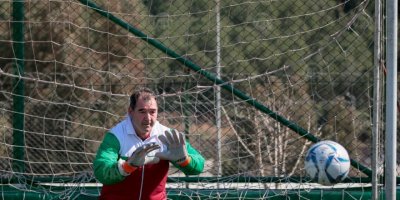 İZMİR'DE HEM HAYAT KURTARIYOR , SPOR KULÜBÜ YÖNETİCİSİ BİR DE KALECİ