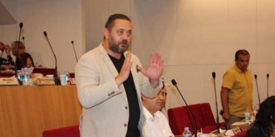 MENEMEN'DE CHP'Lİ CHP'LİNİN KAFASINDA ŞİŞE KIRDI