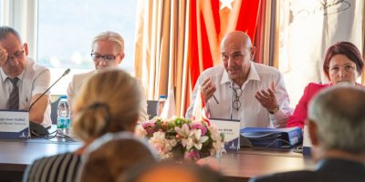 TUNÇ SOYER KARABURUNLU MUHTARLARLA BULUŞTU