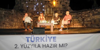 ÜNLÜ YAZARLAR SEFERİHİSAR'DA BULUŞTU