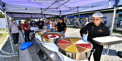 İZMİR BÜYÜKŞEHİR AŞURE BEREKETİNİ 12 BİN KİŞİYLE PAYLAŞTI