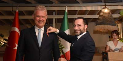 İZMİR TİCARET ODASI BAŞKANIMIZA İTALYANLAR DEVLET NİŞANI VERDİ