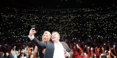 İZMİR'DE BELEDİYELERDEN KONSERLERE DEVAM..AJDA İLE SILA ÇEŞME'DE SÖYLEDİ